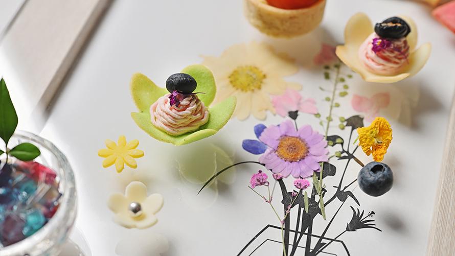 額縁の上のアクリルプレートにレイアウトされたスイーツ